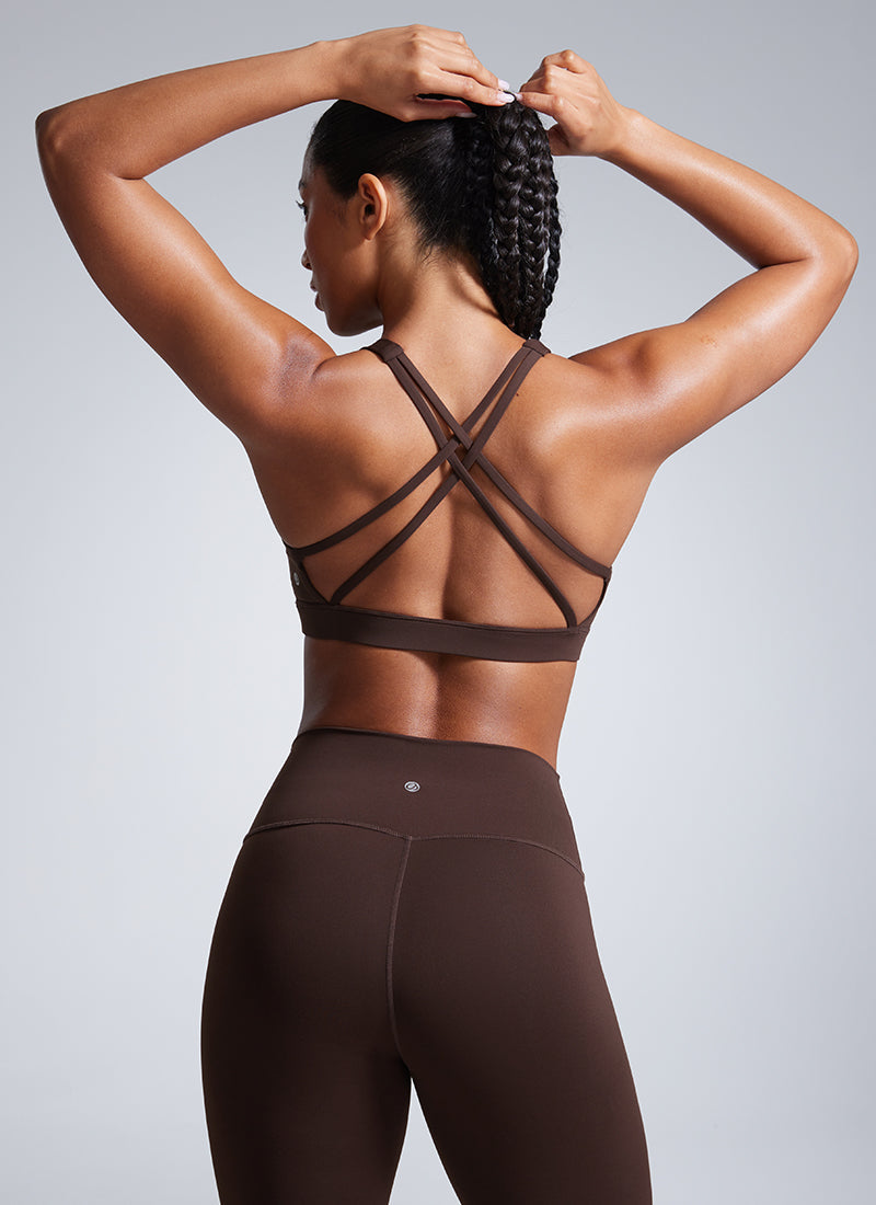 CRZ YOGA Butterbreeze Criss Cross Back sportbeha voor dames - V-hals verstelbare bandjes gewatteerde draadloze trainingstop Diep rood M